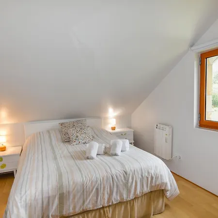 Casa Con Gran Jardin Y Piscina En Cabarceno *