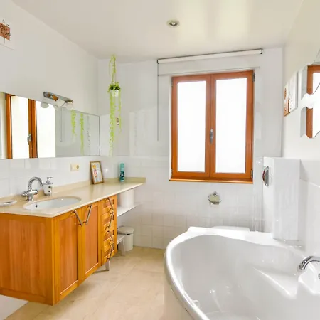 Casa Con Gran Jardin Y Piscina En Cabarceno Holiday home