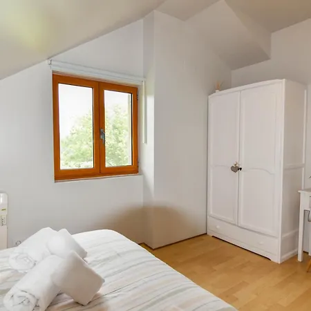 Casa Con Gran Jardin Y Piscina En Cabarceno * Villanueva (Cantabria)