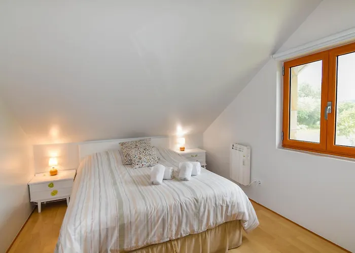 Casa Con Gran Jardin Y Piscina En Cabarceno *