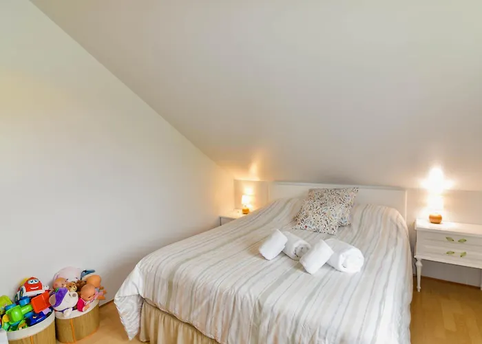 Casa Con Gran Jardin Y Piscina En Cabarceno *