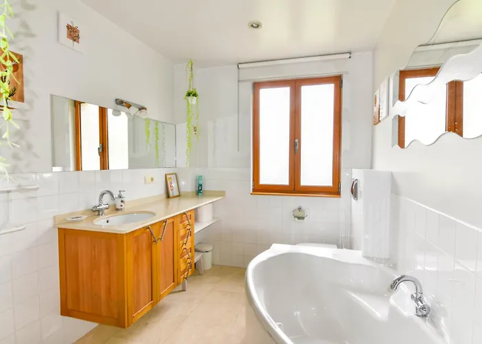 Casa Con Gran Jardin Y Piscina En Cabarceno Holiday home