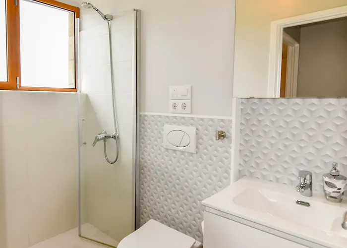 Casa Con Gran Jardin Y Piscina En Cabarceno Villanueva (Cantabria)