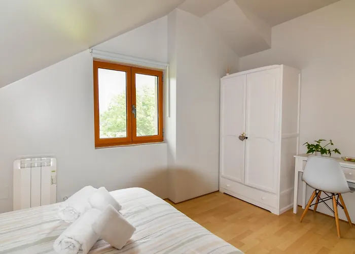 Casa Con Gran Jardin Y Piscina En Cabarceno * Villanueva (Cantabria)